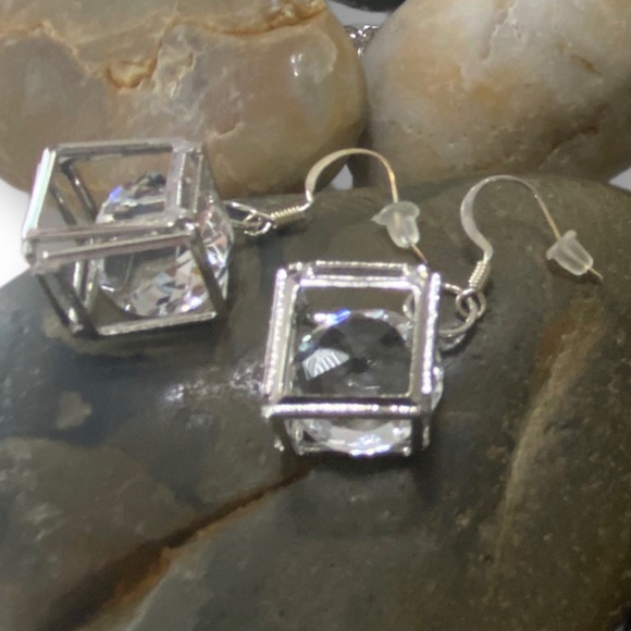 Handmade Cubed Swarovski Crystal Solitaire Pendant Silver Necklace & Earrings - Picture 5 of 7